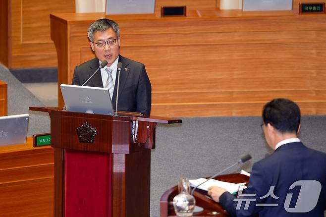 김석우 법무부 장관 직무대행(차관)이 14일 오후 서울 여의도 국회에서 열린 제422회국회(임시회) 제6차 본회의에서 신정훈 더불어민주당 의원의 교육·사회·문화에 관한 대정부 질문에 답하고 있다. 2025.2.14/뉴스1 ⓒ News1 안은나 기자