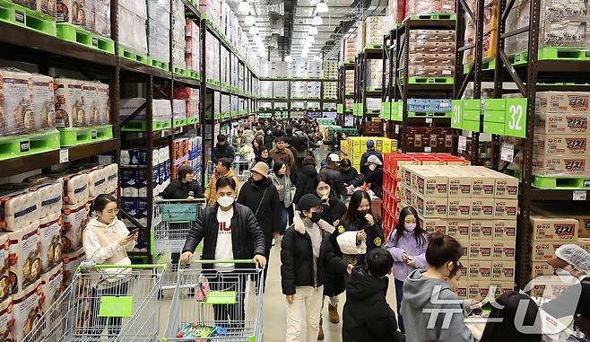 14일 오전 서울 강서구 트레이더스 홀 세일 클럽(이하 트레이더스) 마곡점을 찾은 고객들이 물건을 고르고 있다. 트레이더스 마곡점은 지난 2023년 12월 오픈한 수원화서점에 이어 14개월만에 오픈하는 점포로, 월계점에 이어 서울특별시에 2번째로 선보이는 점포다. 2025.2.14/뉴스1 ⓒ News1 김진환 기자