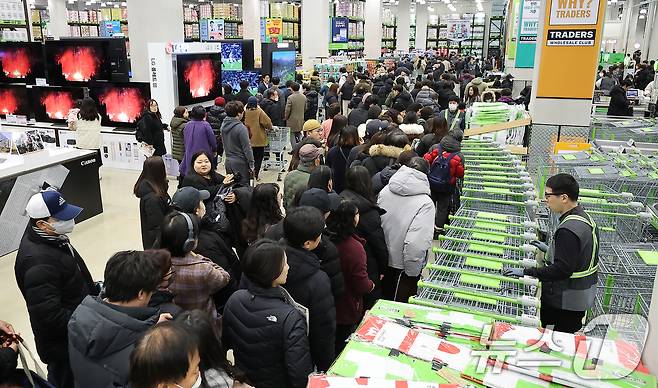 14일 오전 서울 강서구 트레이더스 홀 세일 클럽(이하 트레이더스) 마곡점을 찾은 고객들이 매장 개장 시간에 맞춰 입장하고 있다. 트레이더스 마곡점은 지난 2023년 12월 오픈한 수원화서점에 이어 14개월만에 오픈하는 점포로, 월계점에 이어 서울특별시에 2번째로 선보이는 점포다. 2025.2.14/뉴스1 ⓒ News1 김진환 기자