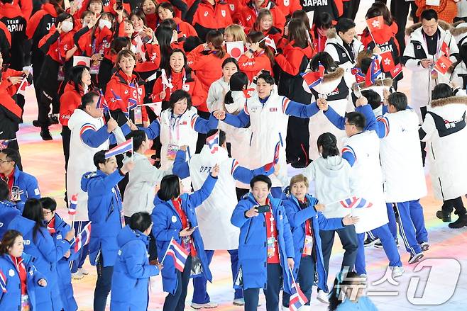 14일 중국 헤이룽장성 하얼빈 국제 컨벤션 전시 스포츠센터에서 열린 제9회 하얼빈 동계아시안게임 폐회식에 북한 선수들이 입장하고 있다. 2025.2.14./뉴스1 ⓒ News1 이승배 기자
