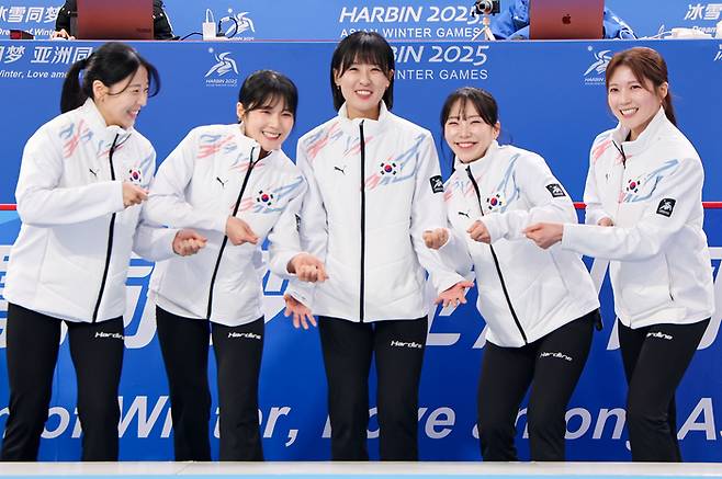 14일 중국 하얼빈 핑팡 컬링 아레나에서 열린 2025 하얼빈 동계아시안게임 여자 컬링 시상식에서 금메달을 획득한 대표팀 김민지(왼쪽부터), 설예은, 김은지, 김수지, 설예지가 세리머니를 하며 시상대에 오르고 있다. 사진 | 하얼빈=연합뉴스