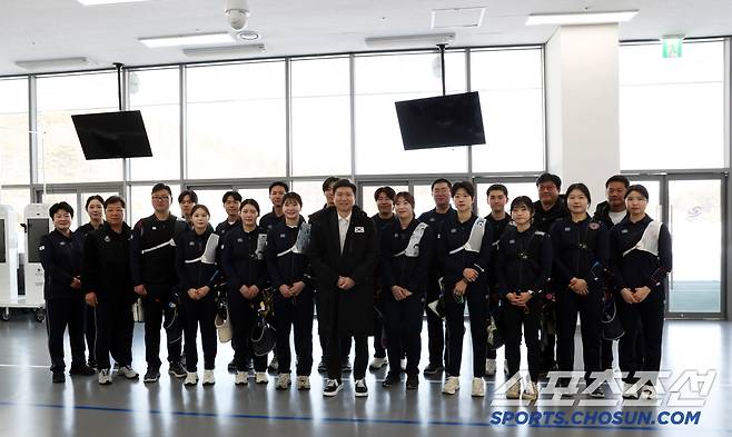 유승민 대한체육회장 당선인과 양궁대표팀 사진제공=대한체육회