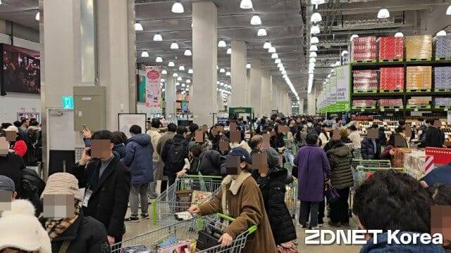 트레이더스 홀세일클럽 마곡점에서 고객들이 쇼핑하고 있다.