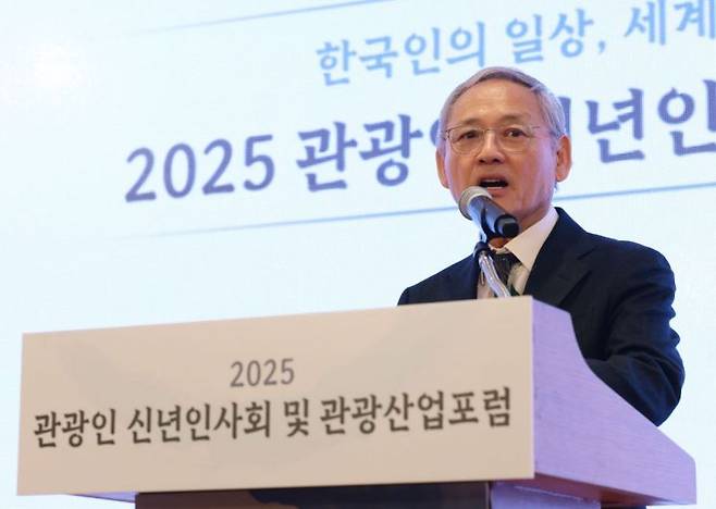 유인촌 문화체육관광부 장관이 14일 서울 중구 롯데호텔에서 열린 2025 관광인 신년인사회에서 인사말을 하고 있다.  [사진 제공= 문화체육관광부]