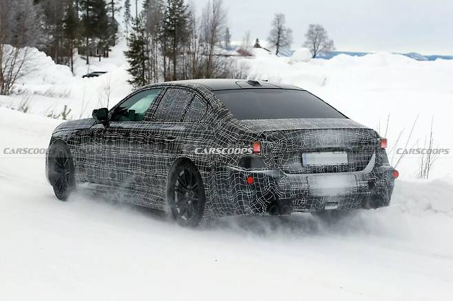 사진 : BMW M5 페이스리프트 테스트카 (출처=Carscoops)