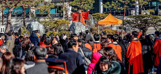 지난 13일 오전 서울 중구 동국대학교에서 졸업생들이 코끼리상과 사진을 찍기 위해 줄지어 대기하고 있다. /박성원 기자