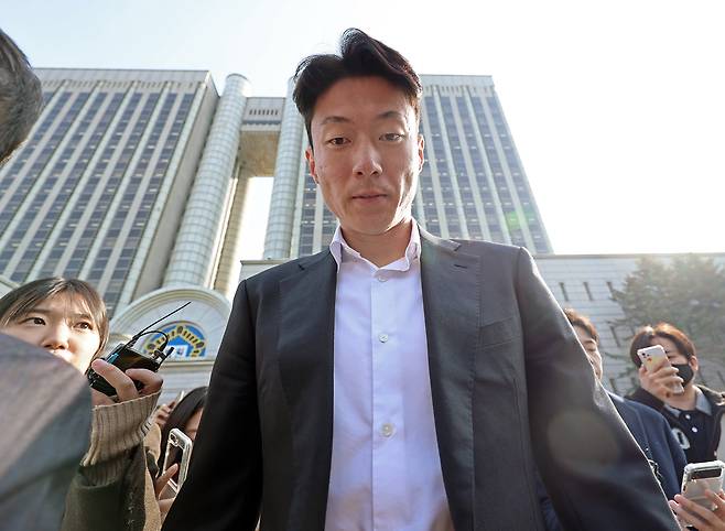 축구선수 황의조가 14일 오후 서울 서초구 서울중앙지방법원에서 열린 불법촬영 등 혐의 1심 선고 공판을 마치고 이동하고 있다. /뉴시스