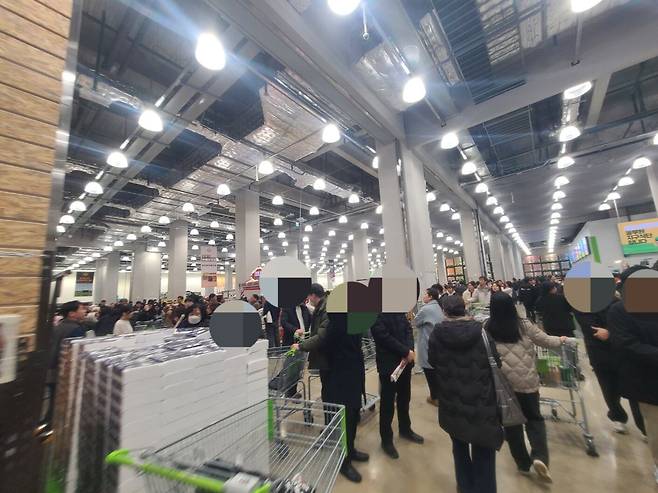 14일 개점을 맞아 쇼핑을 온 인파로 붐비는 이마트 트레이더스 홀세일 클럽 마곡점./최효정 기자