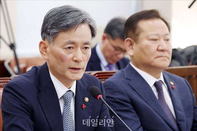 조지호 경찰청장이 지난 5일 서울 여의도 국회에서 열린 국회 행정안전위원회 전체회의에서 '비상계엄' 관련 질의에 답변하고 있다. ⓒ데일리안 홍금표 기자