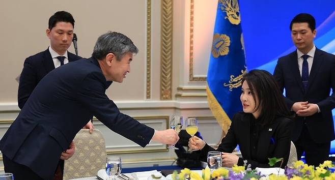 김건희 여사가 2023년 3월27일 청와대 영빈관에서 열린 재외공관장 초청 만찬에서 조태용 당시 주미대사와 건배하고 있다. 대통령실 제공