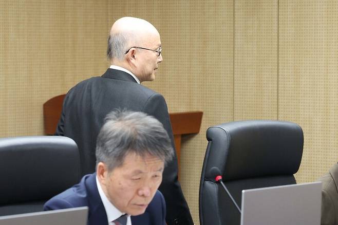 안창호 국가인권위원회 위원장이 10일 서울 중구 국가인권위에서 열린 제2차 전원위원회에서 입장해 자리로 향하고 있다. 연합뉴스