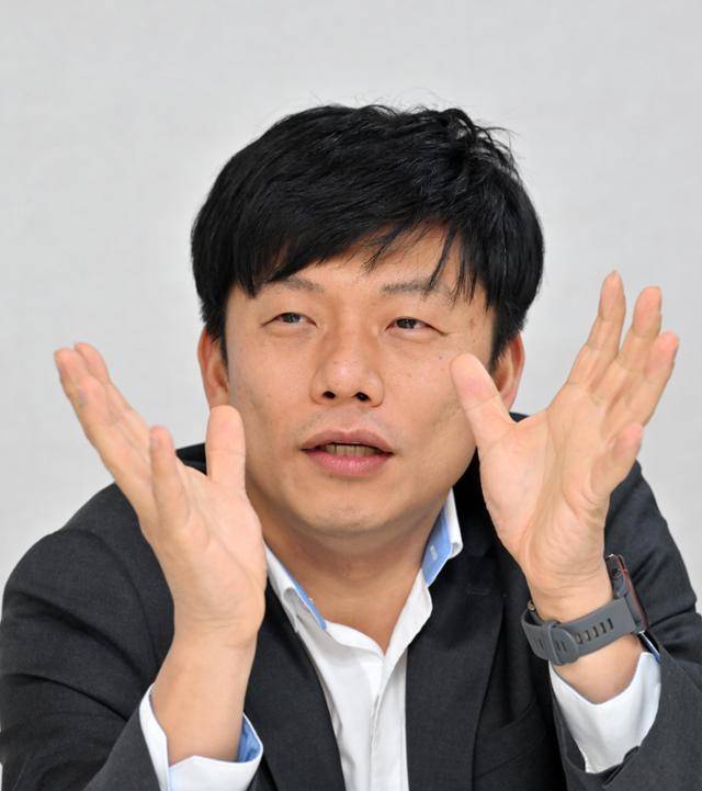 지난 10일 서울 마로구 사무실에서 산업인류학자 박준영 박사가 최근 삼성전자 위기론에 대해 설명하고 있다. 홍인기 기자