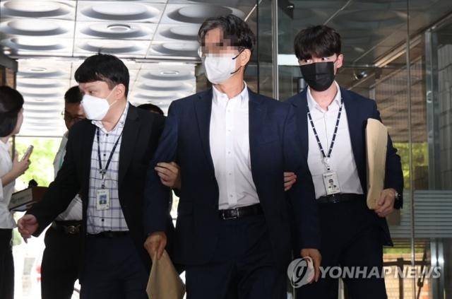 송영길 소나무당 대표가 더불어민주당 소속일 때 보좌관이었던 박용수(오른쪽 두 번째)씨가 2023년 7월 3일 서울 서초구 서울중앙지법에서 열린 영장실질심사에 출석하고 있다. 연합뉴스