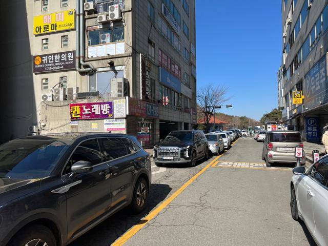 13일 경기 성남시 한국토지주택공사(LH) 경기남부지역본부 앞 도로가 주차 공간을 찾는 차량들로 가득찼다. 김민호 기자