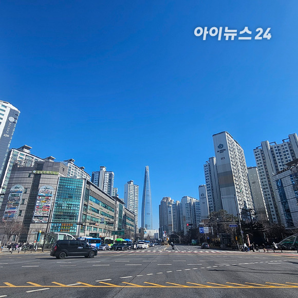송파구 잠실동의 리센츠와 트리지움 아파트 너머로 잠실 롯데월드타워가 보인다. 2025.02.13 [사진=이효정 기자 ]