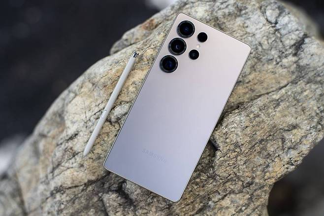 갤럭시 S25 울트라 핑크골드 색상, 뒷면의 강화유리는 각도에 따라 다른 색으로 보이기도 한다 / 출처=IT동아