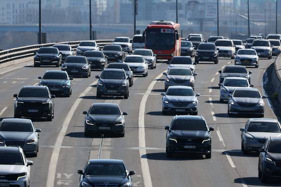 지난 9일 서울 동작구 올림픽대로 위로 차량이 달리고 있다. 김현동 기자