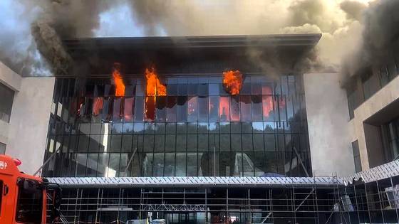 14일 오전 부산 기장군 반얀트리 호텔 신축 공사장에서 화재가 발생해 6명이 사망하고, 27명이 경상을 입었다. 사진 부산경찰청