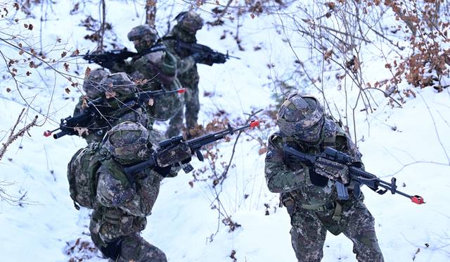 ▲ 육군 6사단 장병들이 최근 철원군 일대에서 매서운 한파를 극복하며 혹한기 훈련을 하고 있다.