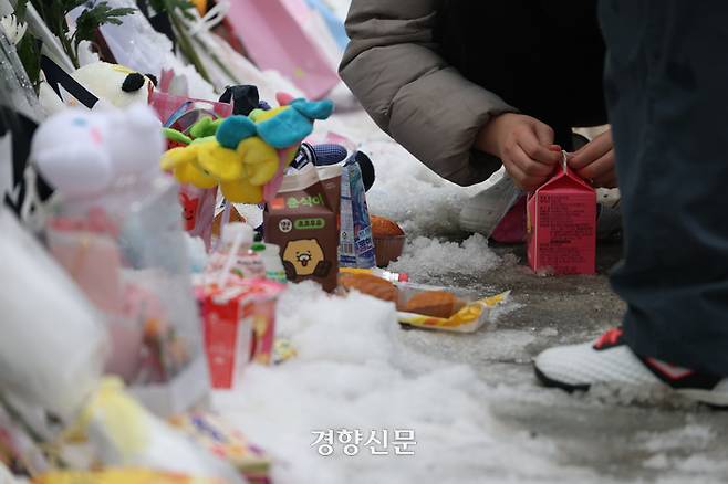대전의 한 초등학교에서 교사가 휘두른 흉기에 숨진 김하늘양을 추모하기 위해 지난 12일 해당 학교를 찾은 어린이가 우유를 열고 있다. 정효진 기자