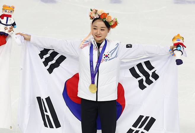 Figure skater Kim Chae-yeon poses after winning the gold medal in the women's singles event of Harbin Asian Winter Games at the Heilongjiang Ice Events Training Center Multifunctional Hall in Harbin, China on Thursday. (Yonhap)