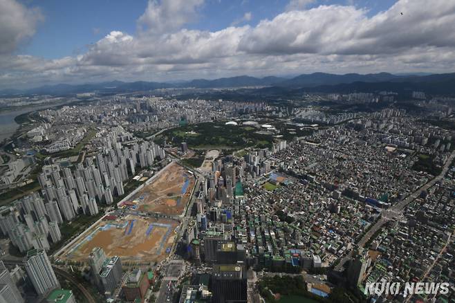 서울 송파구 롯데월드타워에서 바라본 송파구와 강남구 아파트 단지 모습. 곽경근 대기자 