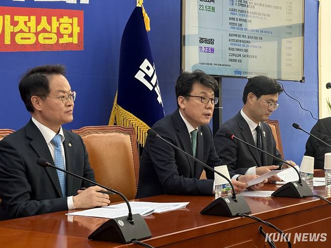 진성준 더불어민주당 정책위원회 의장(가운데)이 13일 민주당 자체 추경안을 설명하고 있다. 송금종 기자 