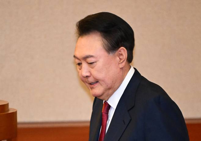 내란 우두머리 혐의로 구속기소된 윤석열 대통령이 지난 4일 서울 종로구 헌법재판소 대심판정에서 열린 탄핵 심판 5차 변론에 출석하고 있다. 사진공동취재단