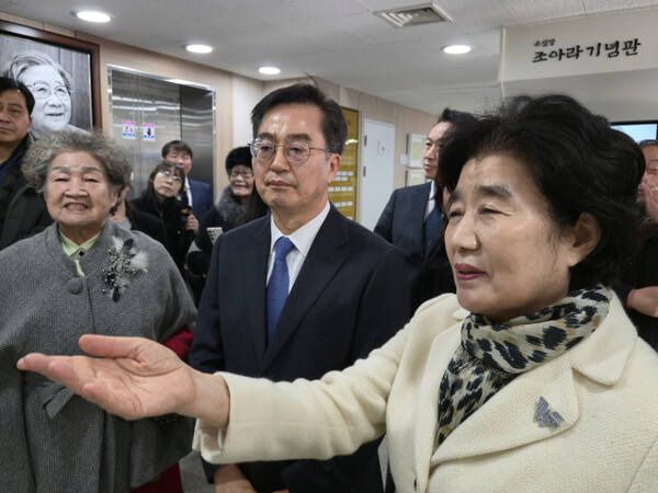 14일 김동연 경기도지사가 소심당 조아라기념관을 방문해 내부를 둘러보고 있다. 이진기자