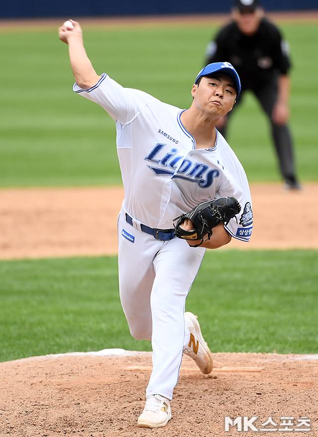 오른 팔꿈치 굴곡근 손상 진단을 받은 김무신. 사진=천정환 기자