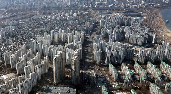 서울 강남3구(강남·서초·송파구) 집값이 일제히 상승폭을 키우며 가격 상승 움직임을 본격화하는 모습이다. 사진은 서울 송파구 롯데월드타워 서울스카이에서 바라본 서울 송파구 잠실 아파트단지 모습. /사진=뉴스1