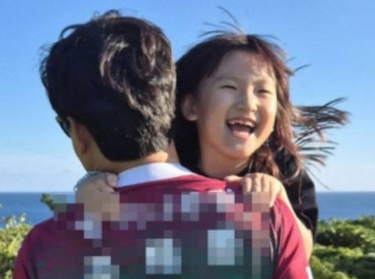 지난 10일 대전의 한 초등학교 교내에서 40대 여교사에게 살해당한 1학년생 여덟 살 김하늘양이 생전에 아빠 품에 안겨 활짝 웃고 있다. 김하늘양 유족 제공