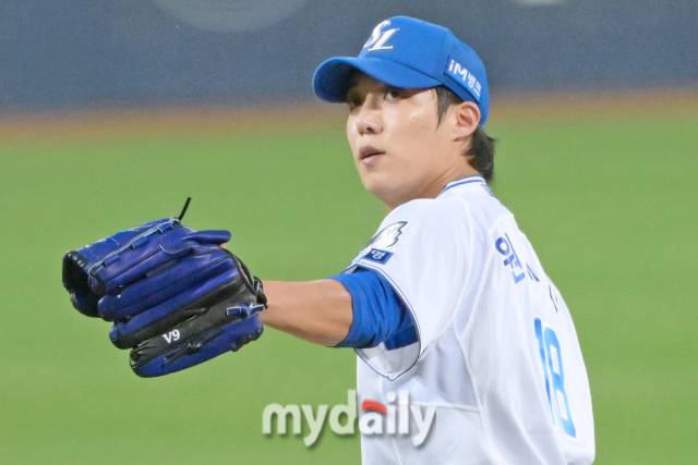 삼성 원태인이 15일 대구 삼성라이온즈파크에서 열린 '2024 프로야구 KBO 포스트 시즌' 삼성라리온즈와 LG트윈스 플레이오프(PO) 2차전 경기에 선발 투수로 나왔다./마이데일리