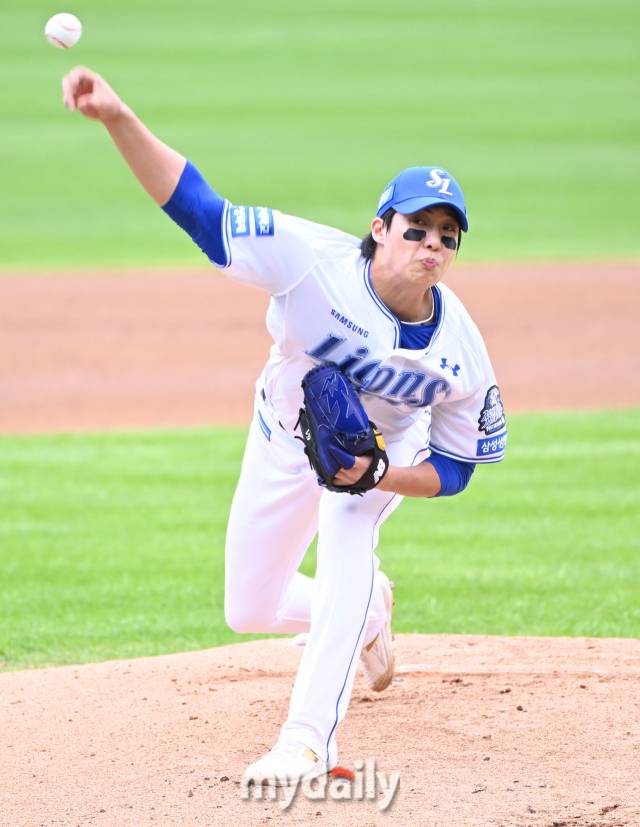 26일 오후 대구광역시 연호동 대구삼성라이온즈파크 에서 진행된 '2024 프로야구 KBO리그 포스트시즌' 한국시리즈 4차전 삼성라이온즈와 KIA타이거즈의 경기. 삼성 원태인이 선발등판해 역투하고 있다./마이데일리