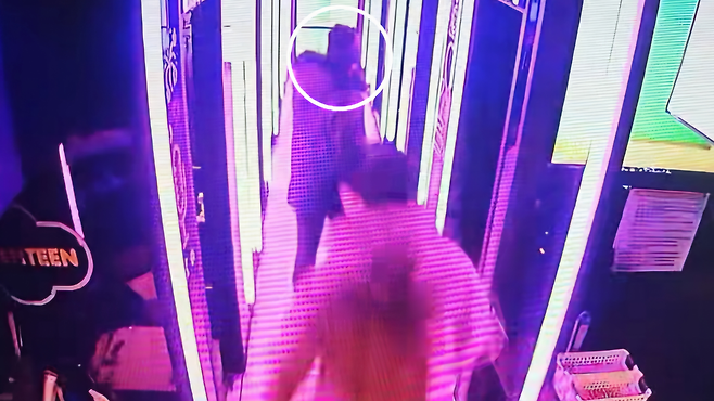 서울-부산의 코인노래방에서 현금 3300만원을 절도한 피의자가 서울 사당역 인근의 한 코인노래방에서 경찰에 검거되고 있다. [서울 강남경찰서 제공]