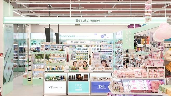 다이소 스타필드수원점 ‘뷰티용품’ 코너 [아성다이소 제공]