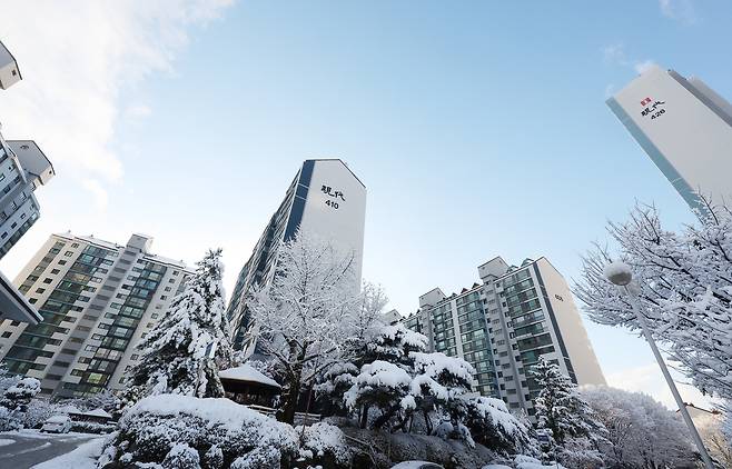 지난해 분당, 일산, 평촌, 중동, 산본 등 1기 신도시 내 13개 구역 3만6000가구가 가장 먼저 재건축을 추진하는 ‘선도지구’로 선정됐다. 사진은 경기도 성남시 분당구 시범단지 현대아파트 모습  [연합]