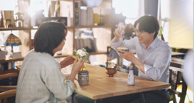 첫 결혼생활의 실패를 딛고, 스무 번이 넘는 타임슬립으로 일궈낸 인생 2회차 결혼생활. 영화 ‘첫번째 키스’ 스틸컷