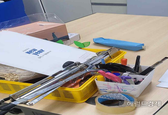 지난 10일 대전의 한 초등학교에서 김하늘(8) 양을 살해한 40대 교사 명씨가 범행 전에도 칼·가위 등을 곁에 두고 동료들의 질문에 대답을 안하는 등 수차례 기행을 일삼았던 것으로 확인됐다. 사진은 명씨가 사용하던 책상 앞에 가위와 칼이 놓여진 모습. [김대식 의원실 제공]