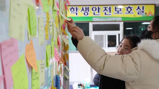 13일 故김하늘 양의 합동분향소가 차려진 대전 서구 한 초등학교에 추모객 발걸음이 이어지고 있다. [연합]