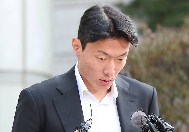 불법 촬영 혐의로 재판에 넘겨진 축구선수 황의조가 14일 서울 서초구 서울중앙지법에서 열린 1심에서 징역 1년에 집행유예 2년을 선고받은 뒤 법원을 나서며 취재진 질문에 답하고 있다. [연합]