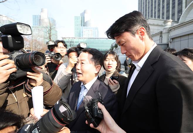 불법 촬영 혐의로 재판에 넘겨진 축구선수 황의조가 14일 서울 서초구 서울중앙지법에서 열린 1심에서 징역 1년에 집행유예 2년을 선고받은 뒤 법원을 나서고 있다.[연합]