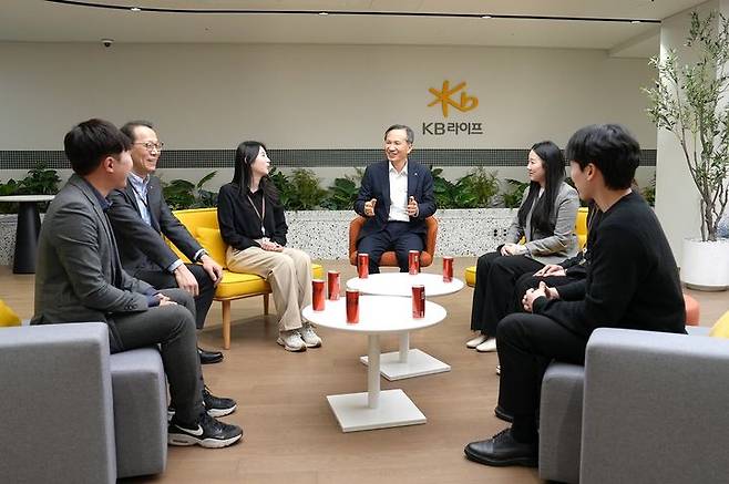 [서울=뉴시스] 정문철 KB라이프 대표이사 사장은 지난 13일 KB라이프타워에서 CEO 타운홀 미팅의 일환으로 우수 직원들과 함께 대화를 나누고 있다. (사진=KB라이프 제공) 2025.02.14. photo@newsis.com *재판매 및 DB 금지