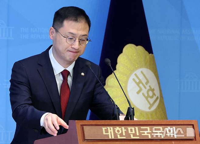 [서울=뉴시스] 조성우 기자 = 김상욱 국민의힘 의원이 14일 오전 서울 여의도 국회 소통관에서 울산시당위원장 사퇴 기자회견을 마친 뒤 퇴장하고 있다. 2025.02.14. xconfind@newsis.com