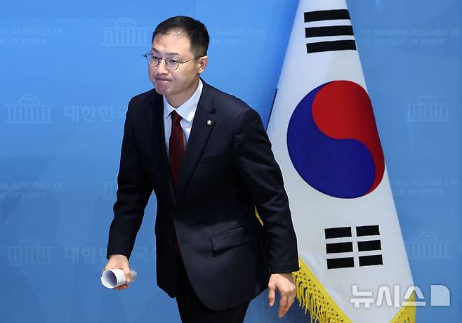 [서울=뉴시스] 조성우 기자 = 김상욱 국민의힘 의원이 14일 오전 서울 여의도 국회 소통관에서 울산시당위원장 사퇴 기자회견을 마친 뒤 퇴장하고 있다. 2025.02.14. xconfind@newsis.com