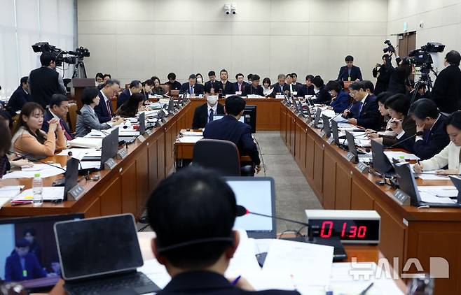 [서울=뉴시스] 고승민 기자 = 14일 서울 여의도 국회에서 열린 보건복지위원회의 의료인력 수급추계기구 법제화를 위한 공청회에서 옥민수 울산의대병원 예방의학과 부교수가 발언하고 있다. 2025.02.14. kkssmm99@newsis.com