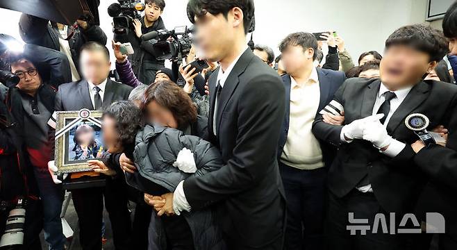 [대전=뉴시스] 강종민 기자 = 고 김하늘 양의 발인식이 14일 오전 대전 서구 건양대병원 장례식장에 열렸다. 하늘 양의 영정사진 앞에서 유가족이 오열하고 있다. 2025.02.14. ppkjm@newsis.com