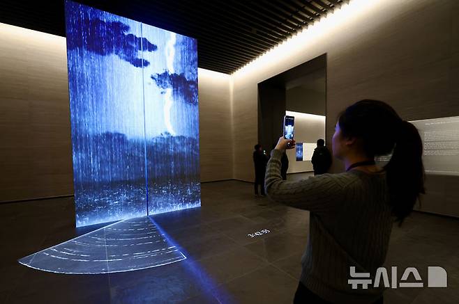 [서울=뉴시스] 김명년 기자 = 14일 오전 서울 용산구 국립중앙박물관에서 ‘선사 고대관 개편’ 언론공개회가 진행되고 있다. 국립중앙박물관은 1층 상설전시 중 구석기실, 신석기실, 청동기실, 고조선부여삼한실, 고구려실 개편하고 어린이를 위한 '배움 공간'도 조성했다. 2025.02.14. kmn@newsis.com