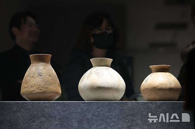 [서울=뉴시스] 김명년 기자 = 14일 오전 서울 용산구 국립중앙박물관에서 ‘선사 고대관 개편’ 언론공개회가 진행되고 있다. 국립중앙박물관은 1층 상설전시 중 구석기실, 신석기실, 청동기실, 고조선부여삼한실, 고구려실 개편하고 어린이를 위한 '배움 공간'도 조성했다. 2025.02.14. kmn@newsis.com
