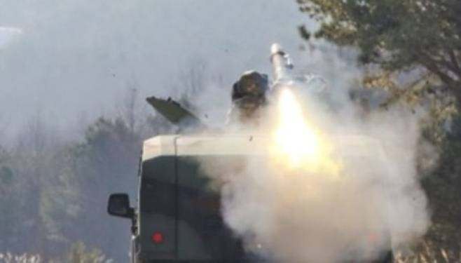 [양구=뉴시스] 14일 육군 제12보병사단은 이날 혹한의 날씨 속에 강원 양구 백두과학화훈련장에서 보병대대에 전력화된 보병용 중거리 유도무기 ‘현궁’ 실사격 훈련에 나섰다 고 밝혔다. 육군 제12보병사단 제공. *재판매 및 DB 금지